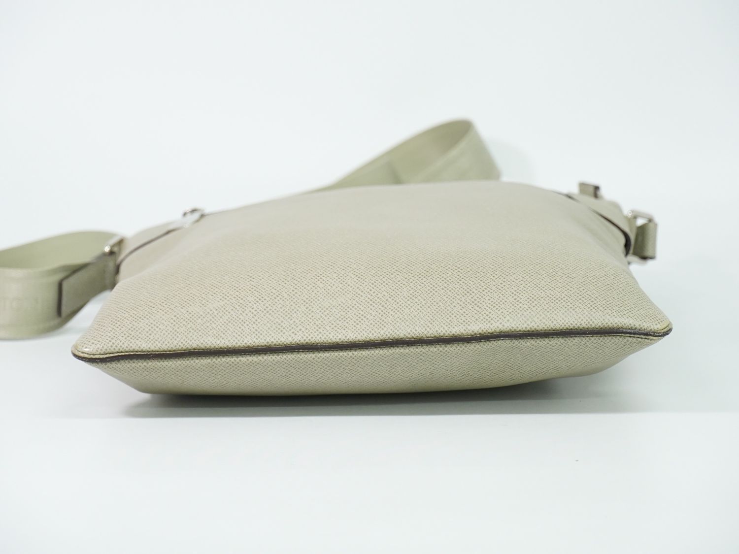 Louis Vuitton LV Taiga Leather Shoulder Bag Pochette Beige Sasha Second — view 3