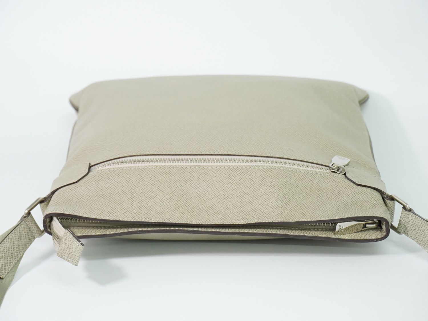 Louis Vuitton LV Taiga Leather Shoulder Bag Pochette Beige Sasha Second — view 5