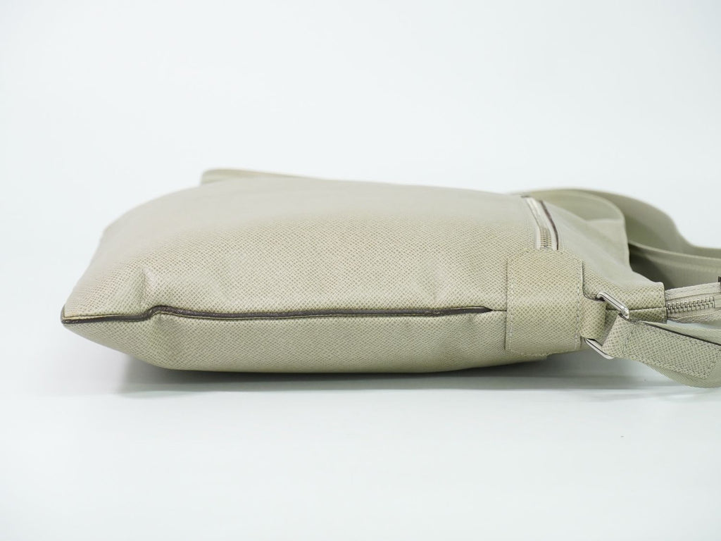 Louis Vuitton LV Taiga Leather Shoulder Bag Pochette Beige Sasha Second — view 4