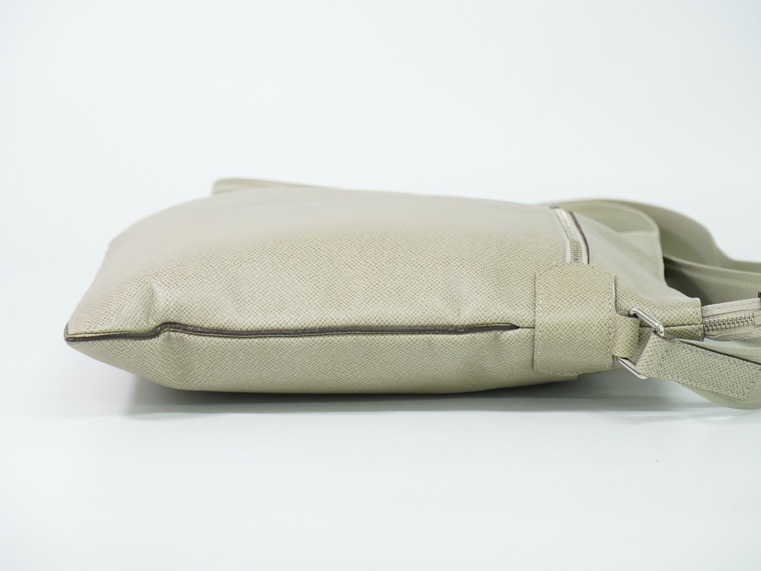 Louis Vuitton LV Taiga Leather Shoulder Bag Pochette Beige Sasha Second — view 4
