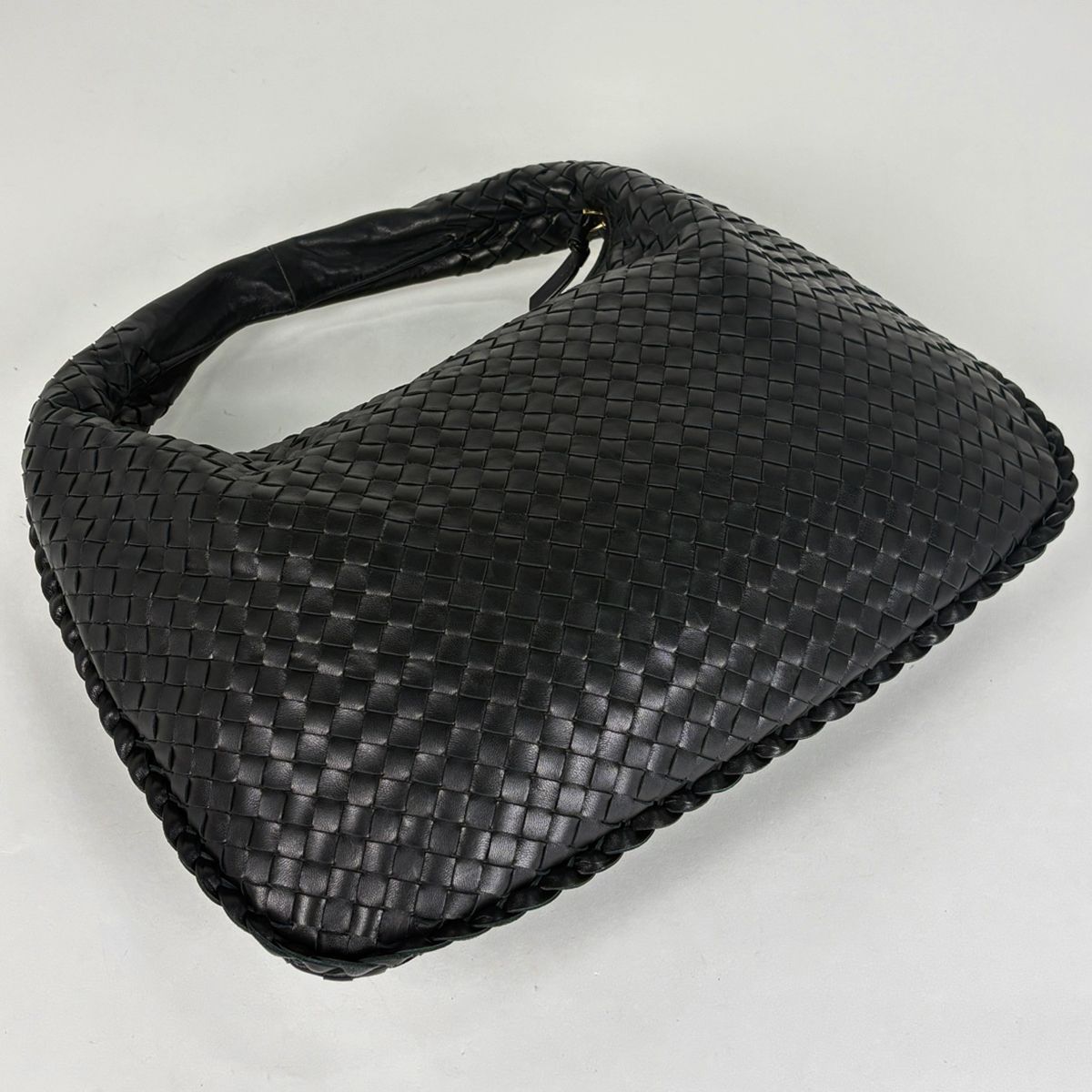 Bottega Veneta Intretchart Shoulder Bag Hobo Leather Black — view 2