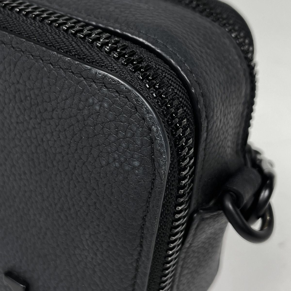 Louis Vuitton Alpha Wearable Wallet Shoulder Bag LV Aerogram Leather Noir — view 4