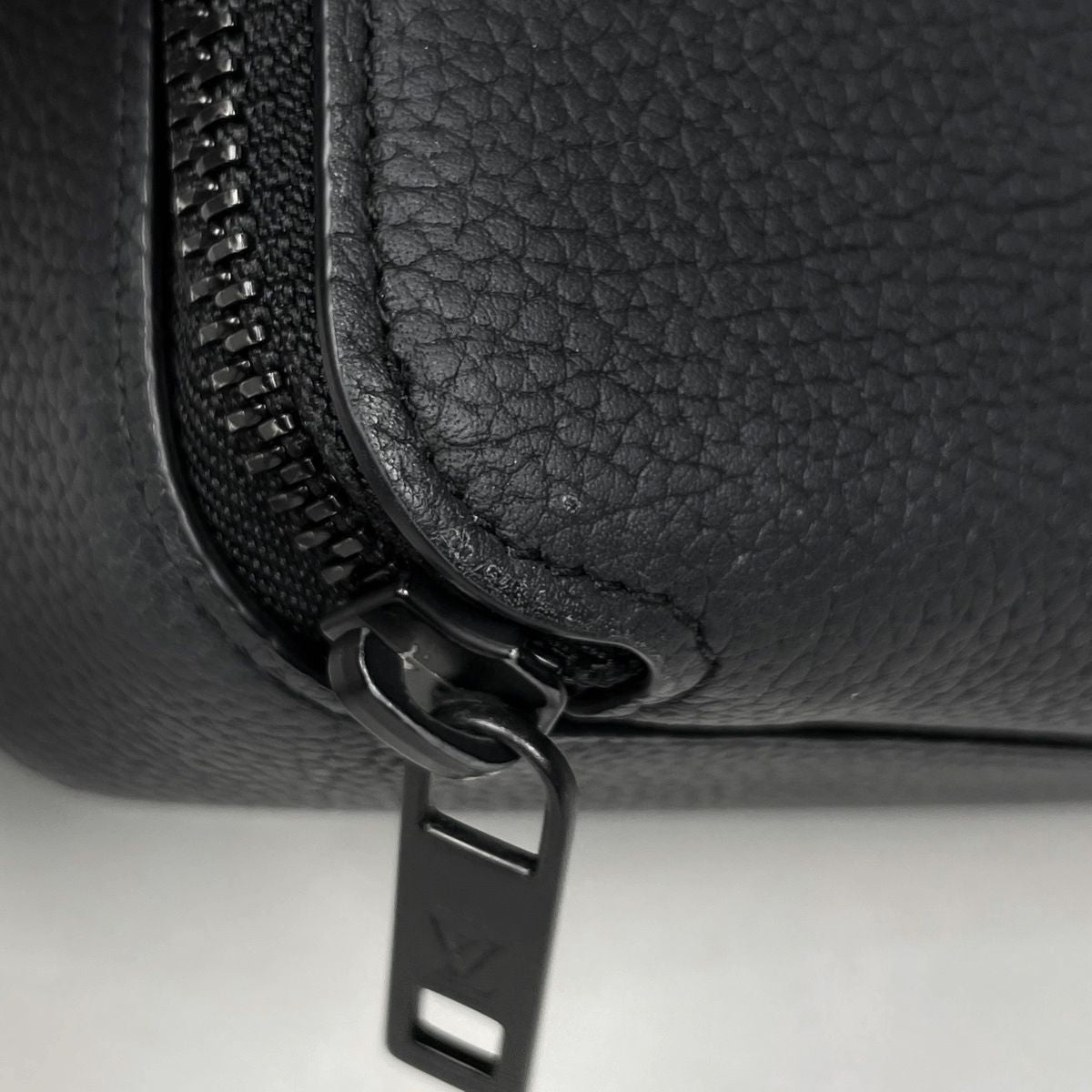 Louis Vuitton Alpha Wearable Wallet Shoulder Bag LV Aerogram Leather Noir — view 3
