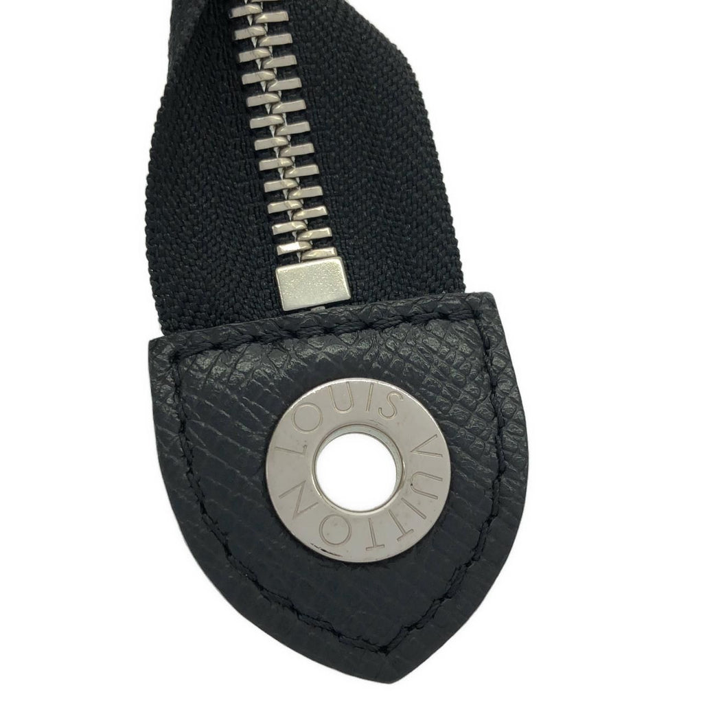 Louis Vuitton Taiga Pochette Voyage — view 4