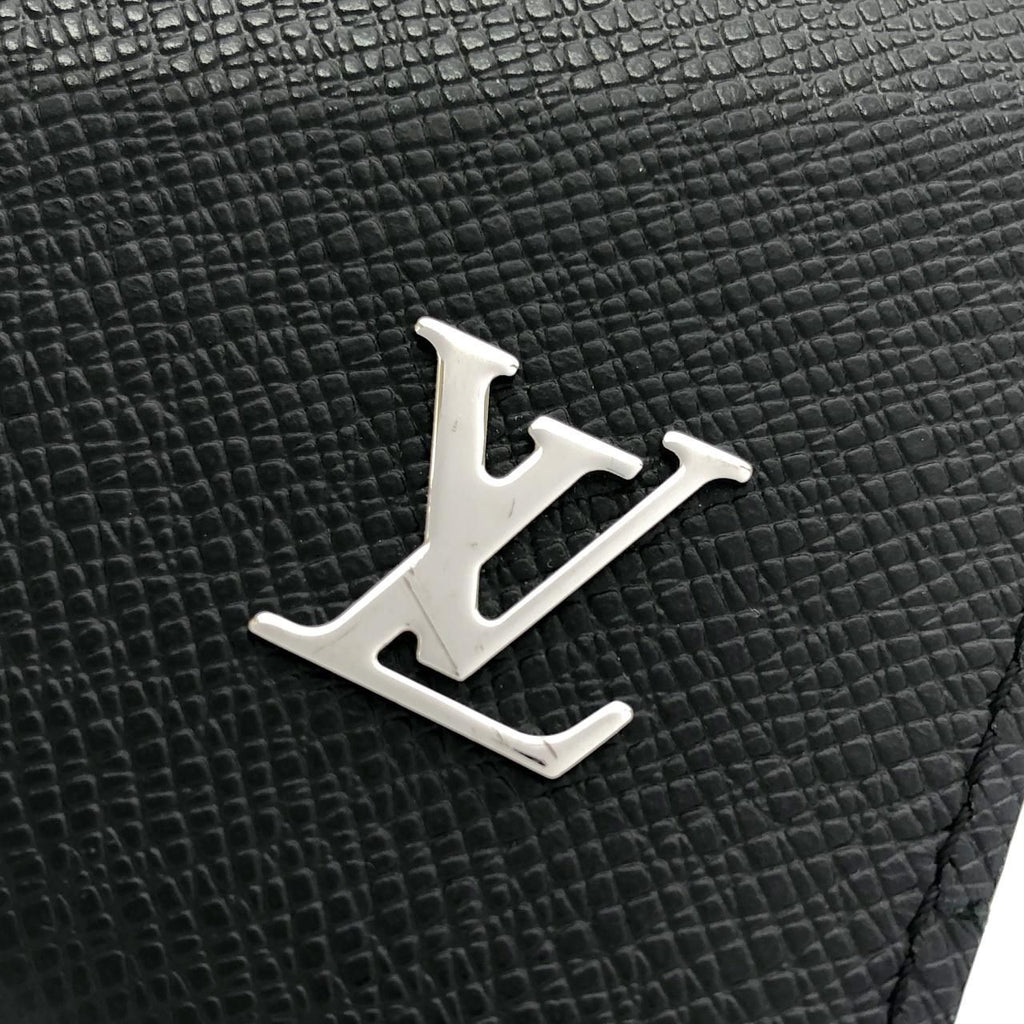 Louis Vuitton Taiga Pochette Voyage — view 3