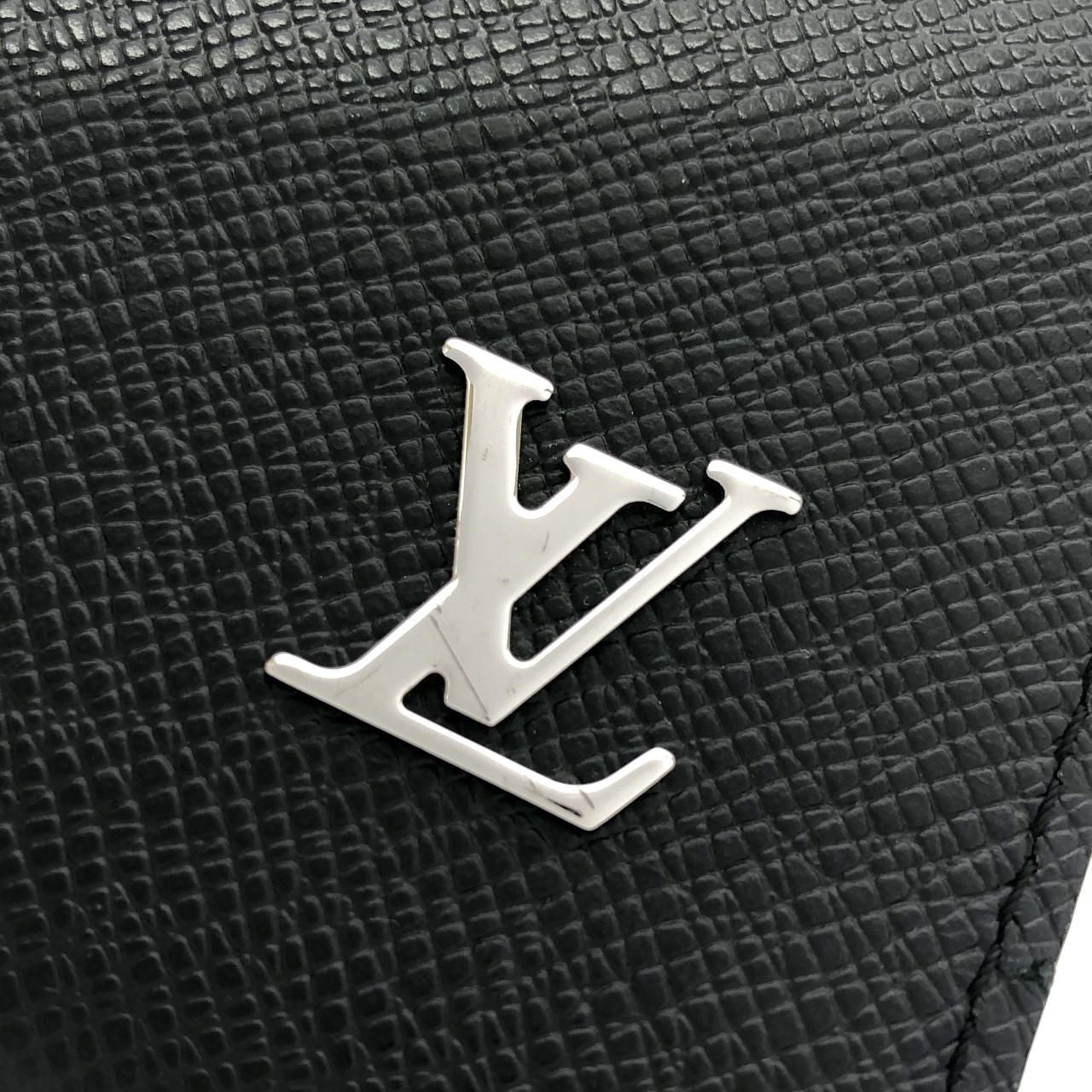 Louis Vuitton Taiga Pochette Voyage — view 3