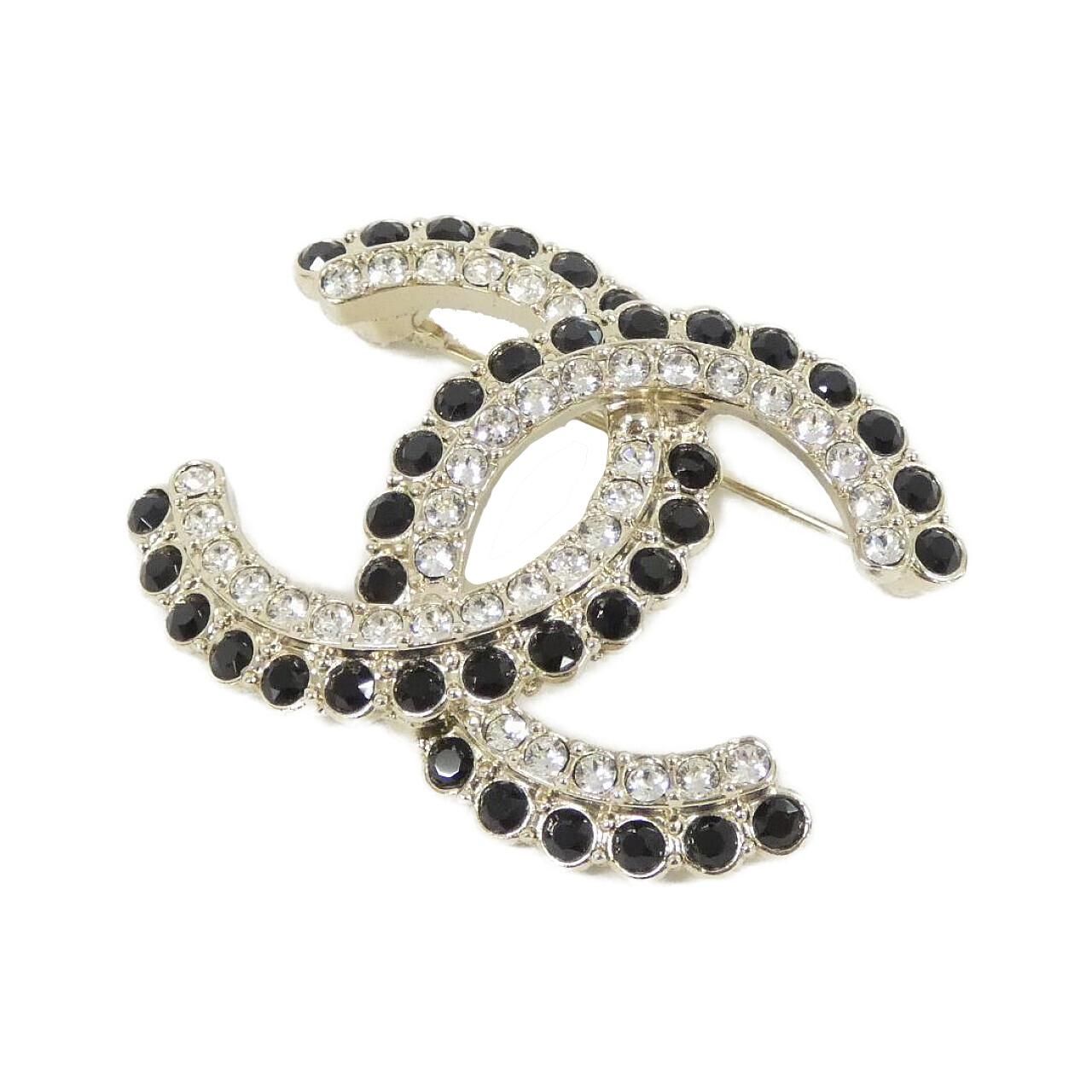 Chanel Brooch Gold