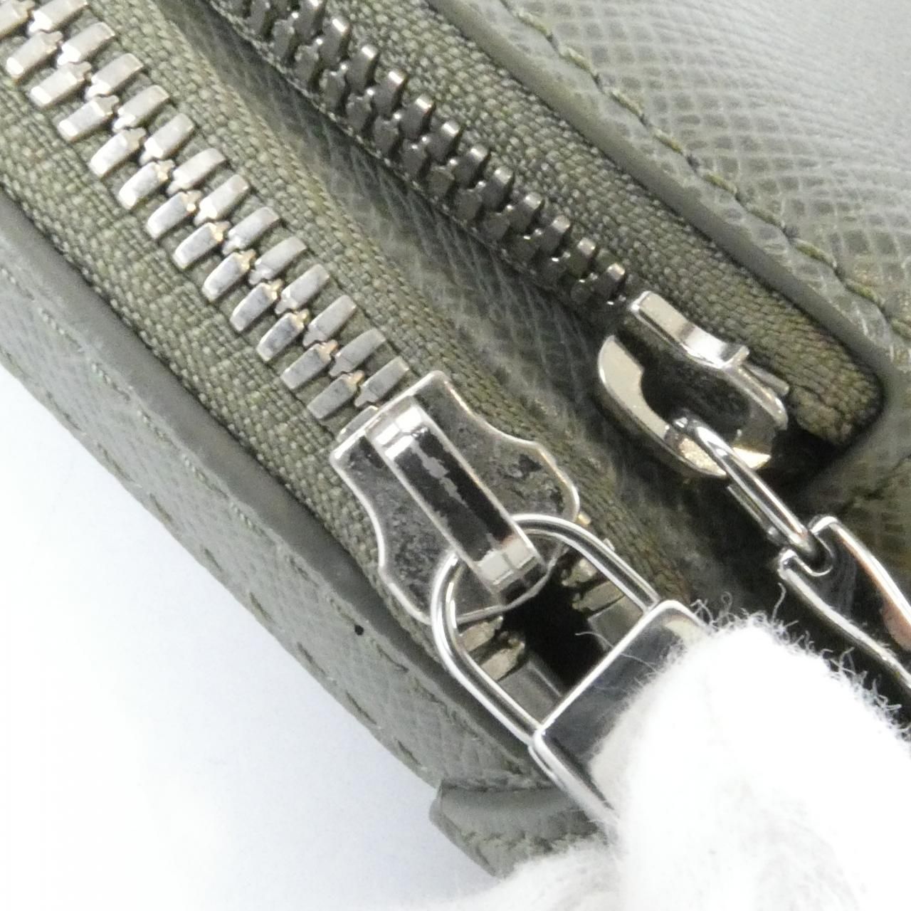 Louis Vuitton Taiga Avenue Sling — view 7