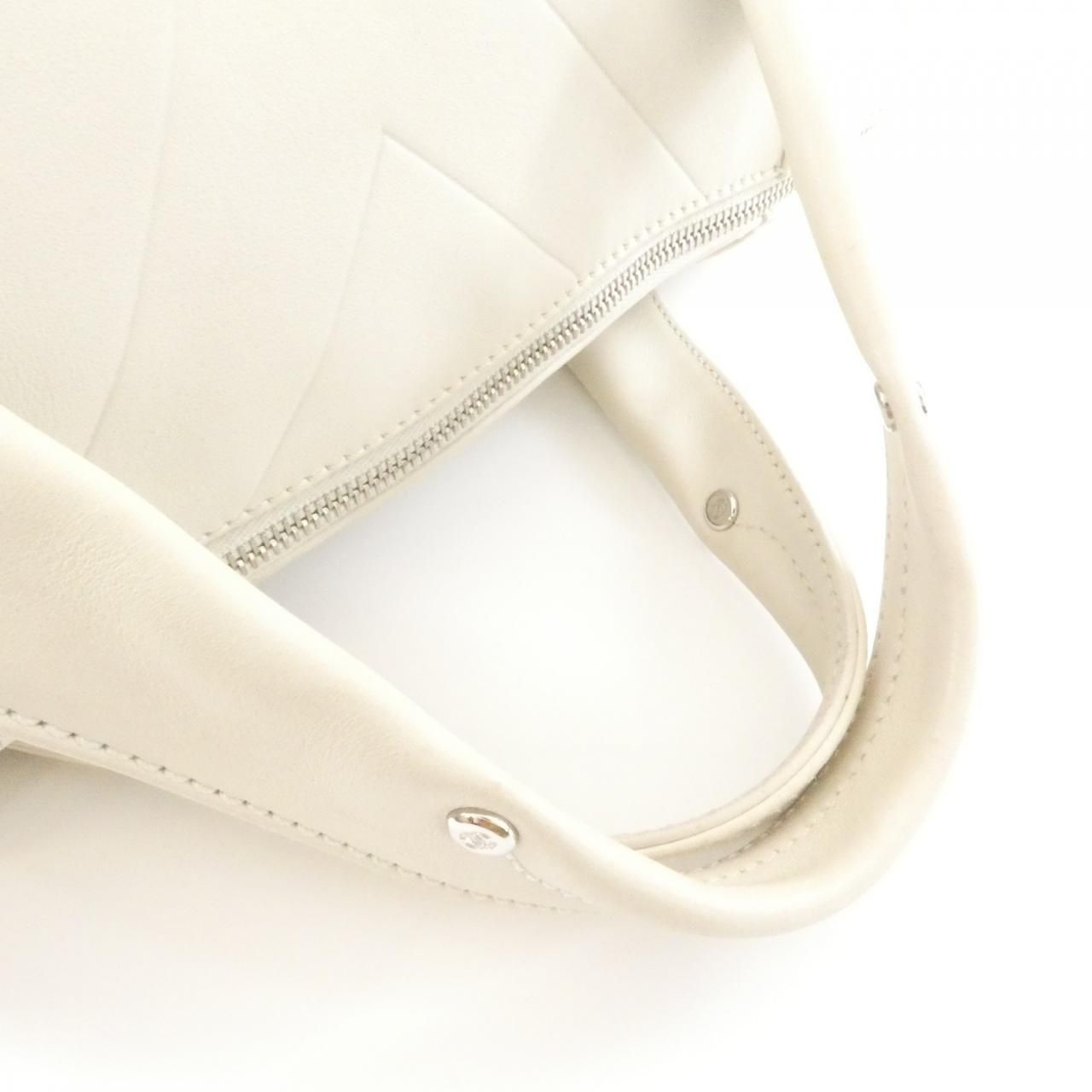 Chanel Boston Bag Travel Bags White — view 6