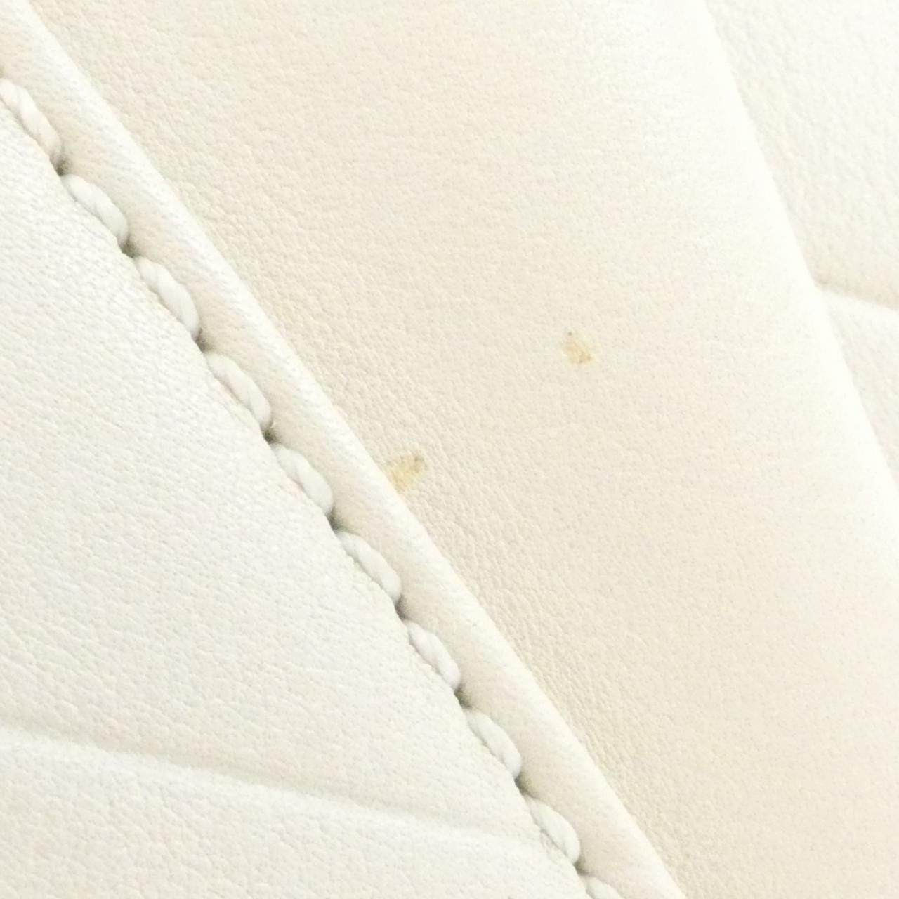 Chanel Boston Bag Travel Bags White — view 4
