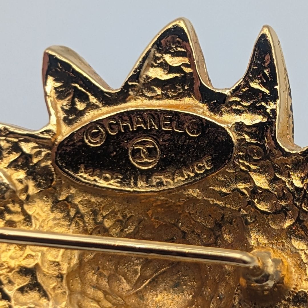 Chanel Pin Brooch Lion CC Logo Gold First Era Vintage — view 5