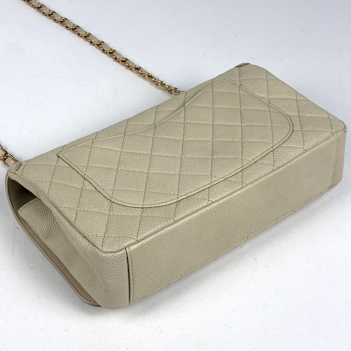 Chanel Shoulder Bag CC Filigree CC Logo Quilted Chain Caviar Leather Light Beige — view 2