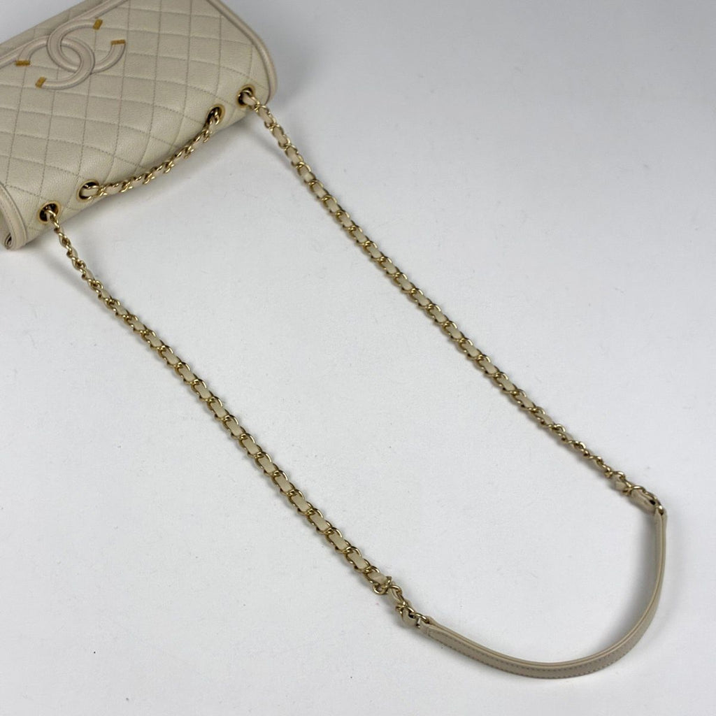 Chanel Shoulder Bag CC Filigree CC Logo Quilted Chain Caviar Leather Light Beige — view 7