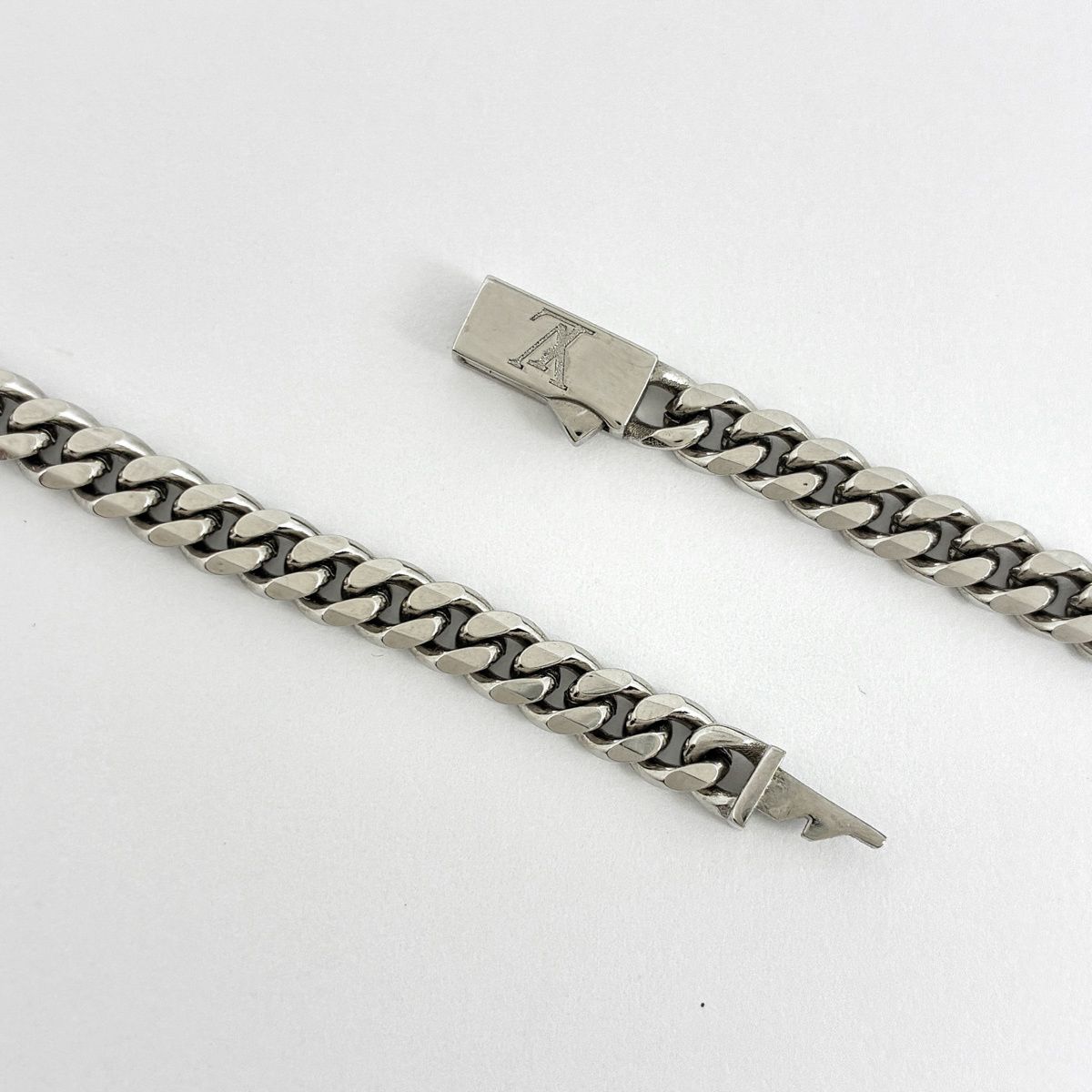 Louis Vuitton Monogram Low Necklace Metal Silver — view 3