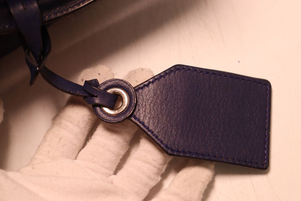 Loewe Amazona 28 Leather Handbag — view 8