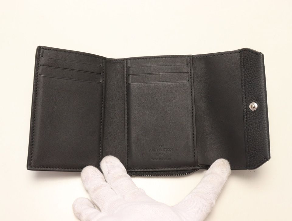 Louis Vuitton LV Aerogram Portefeuille Pilot Leather Trifold Wallet — view 4