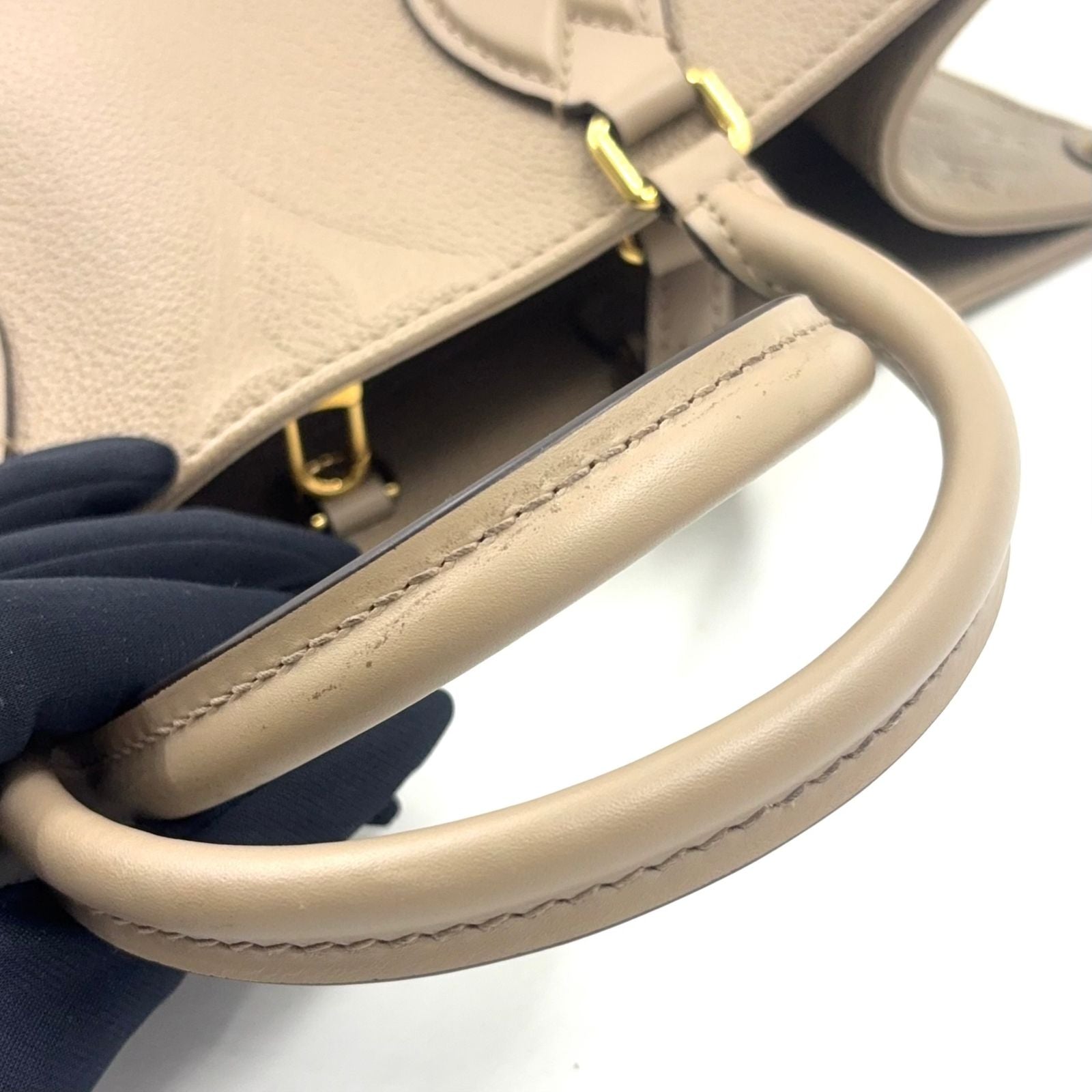 Louis Vuitton On The Go MM 2-Way Gray Leather Beige Tote Gold — view 8