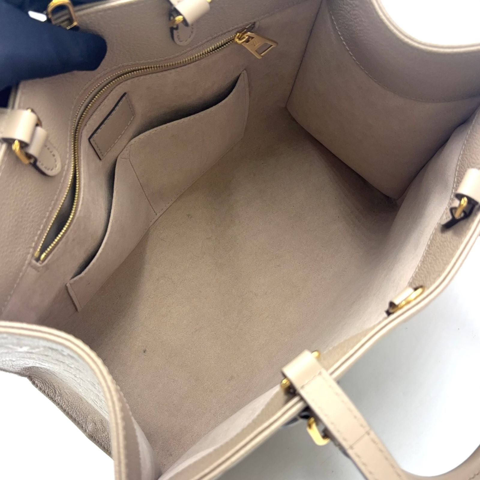 Louis Vuitton On The Go MM 2-Way Gray Leather Beige Tote Gold — view 3