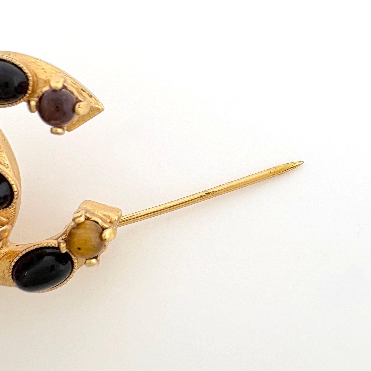 Chanel Brooch CC Logo Color Gold — view 3