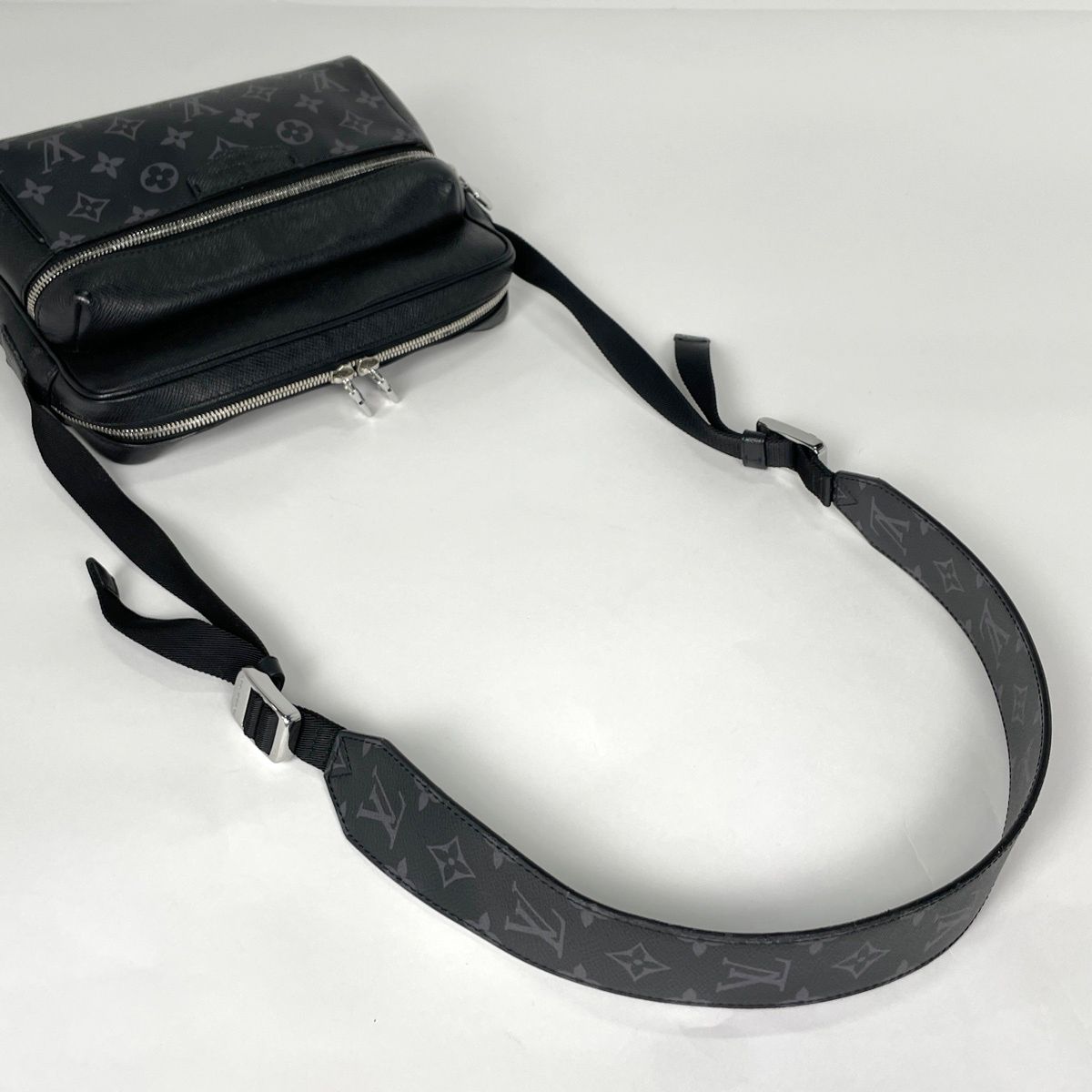 Louis Vuitton Outdoor Messenger PM Shoulder Bag Taigarama Noir — view 6