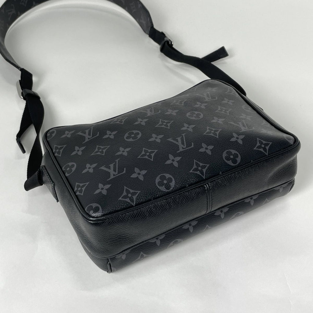 Louis Vuitton Outdoor Messenger PM Shoulder Bag Taigarama Noir — view 2