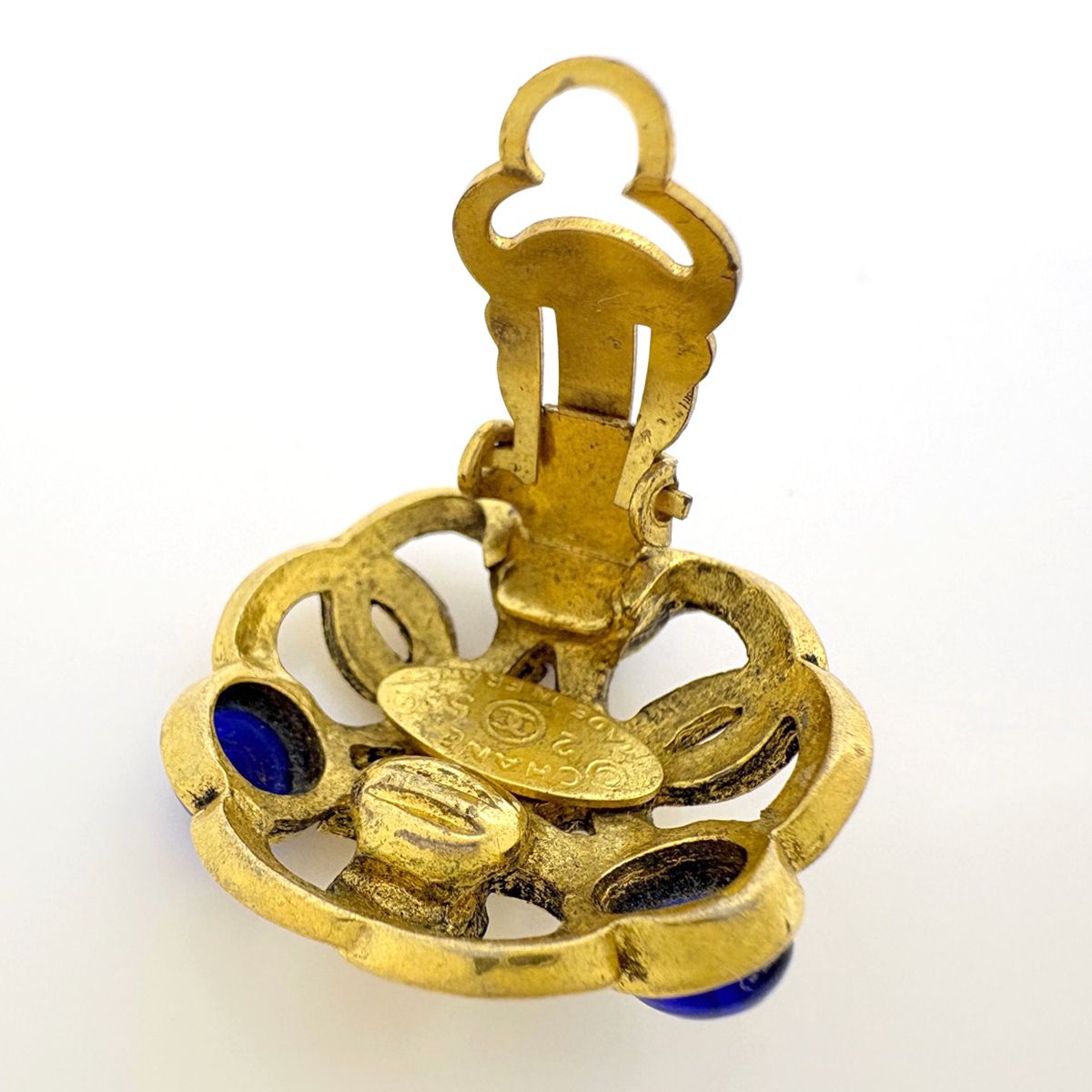 Chanel Earrings CC Logo Gripoix Color Gold — view 3