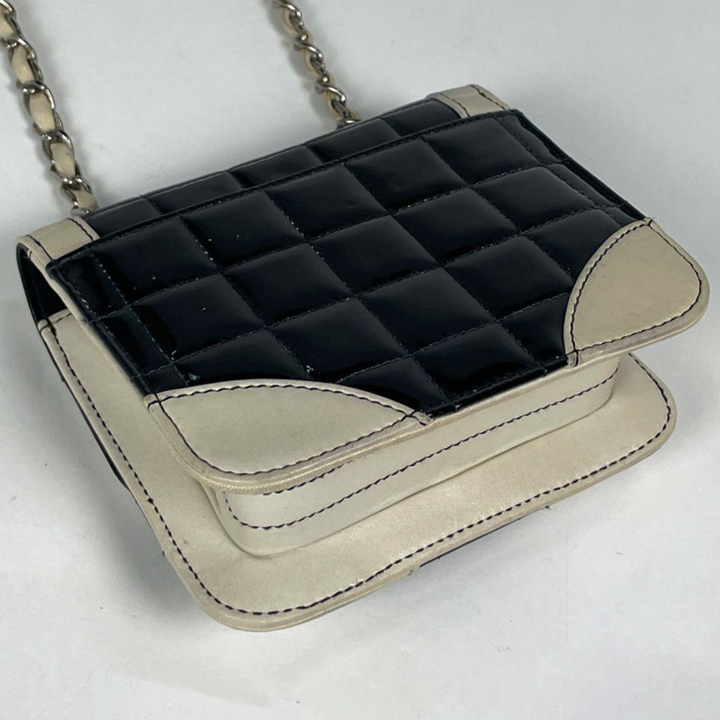 Chanel Shoulder Bag CC Logo Chocolate Bar Patent Leather Black Ivory — view 2