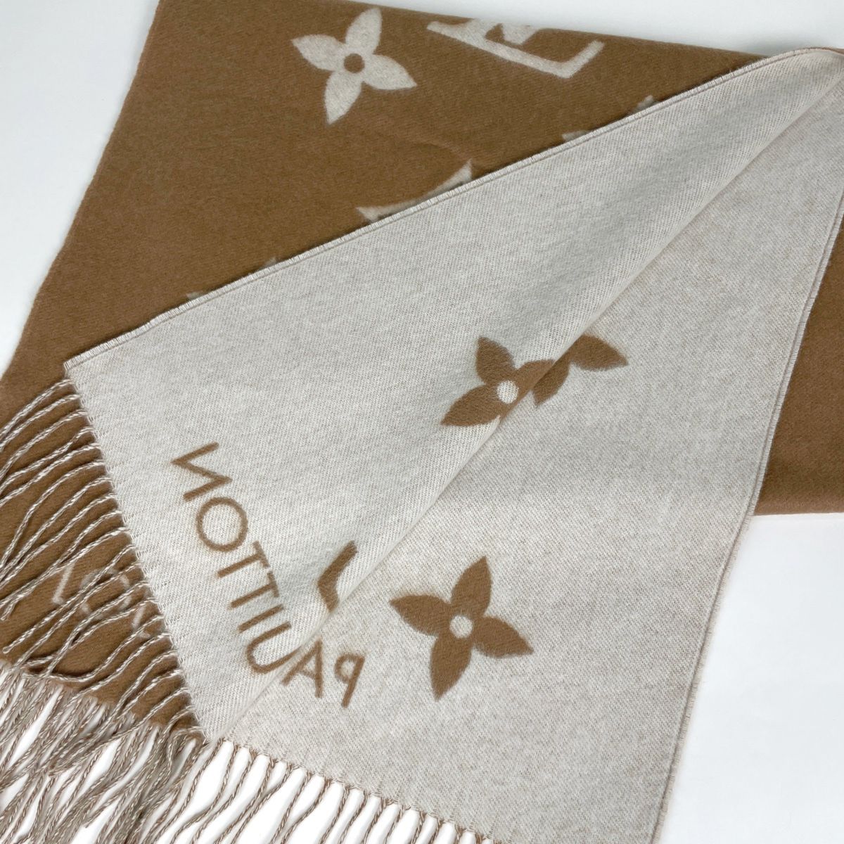 Louis Vuitton Scarf Reykjavik Monogram Cashmere Beige — view 2