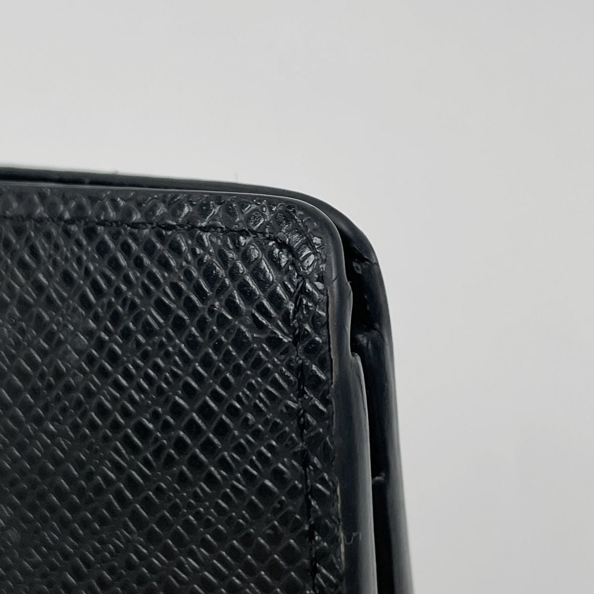Louis Vuitton Portefeuille Multiple Fold Wallet Taiga Noir — view 4
