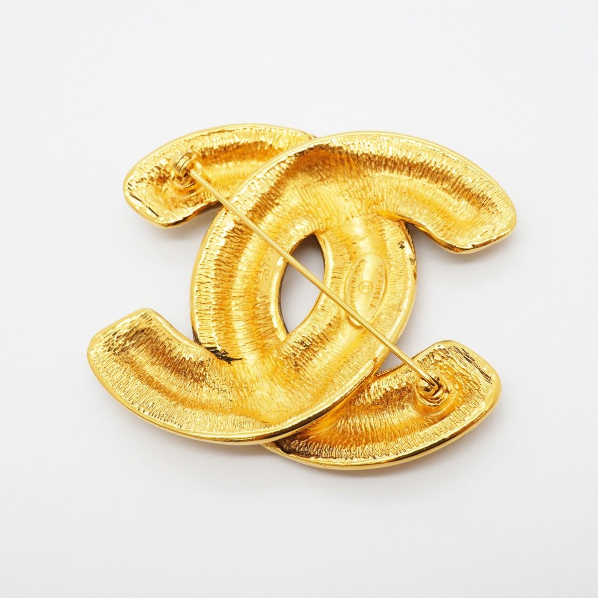 Chanel Vintage CC Logo Quilted Gold Plated Brooch — view 5