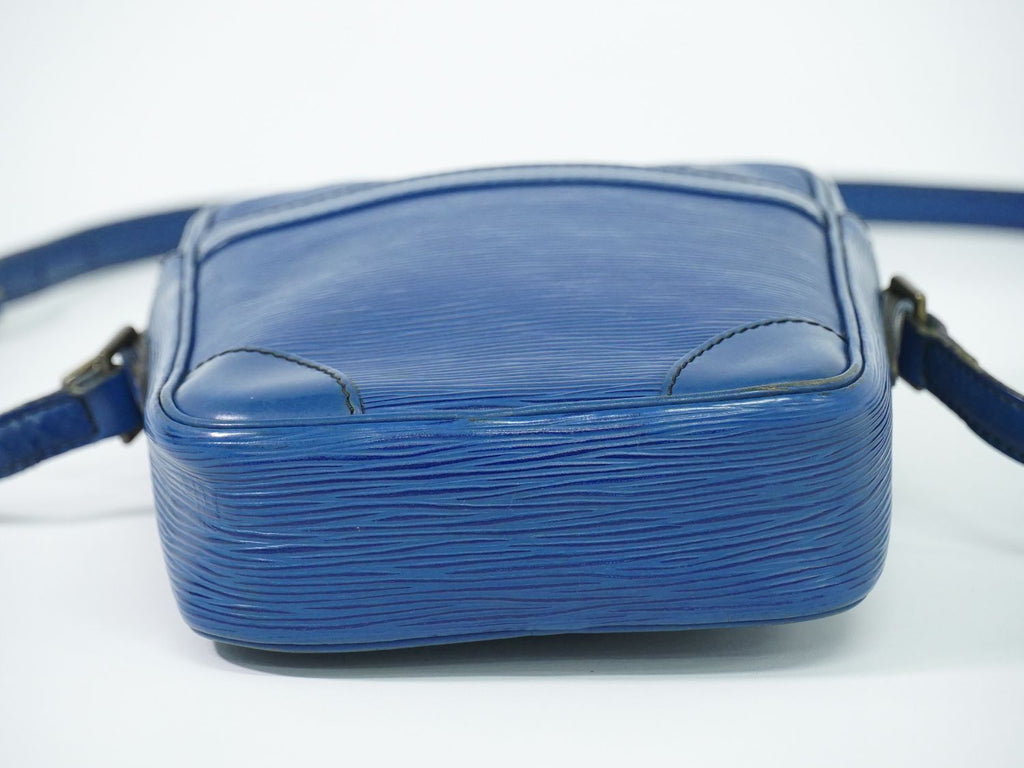 Louis Vuitton LV Danube Epi Leather Shoulder Bag Pochette Blue Second — view 3