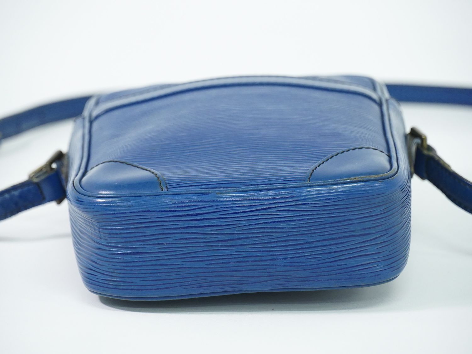 Louis Vuitton LV Danube Epi Leather Shoulder Bag Pochette Blue Second — view 3