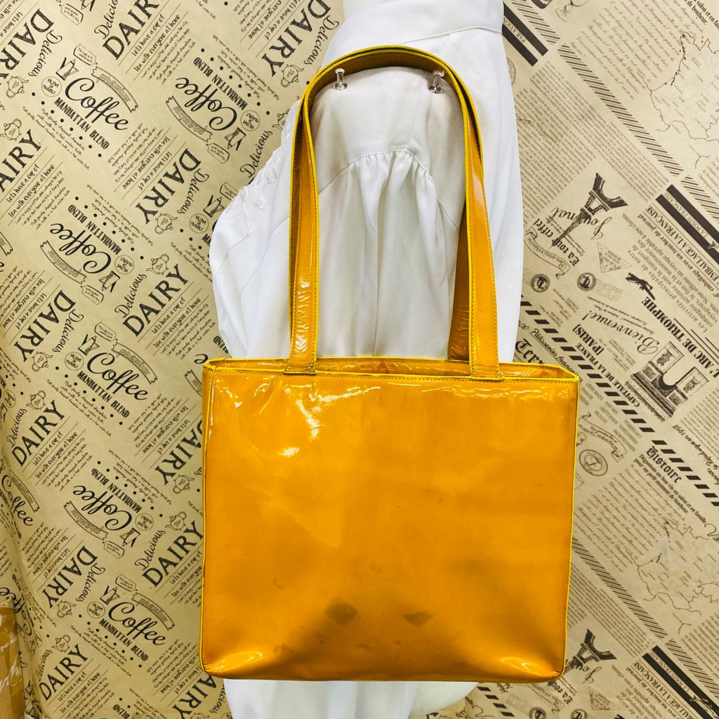 Chanel Tote Logo Yellow — view 2