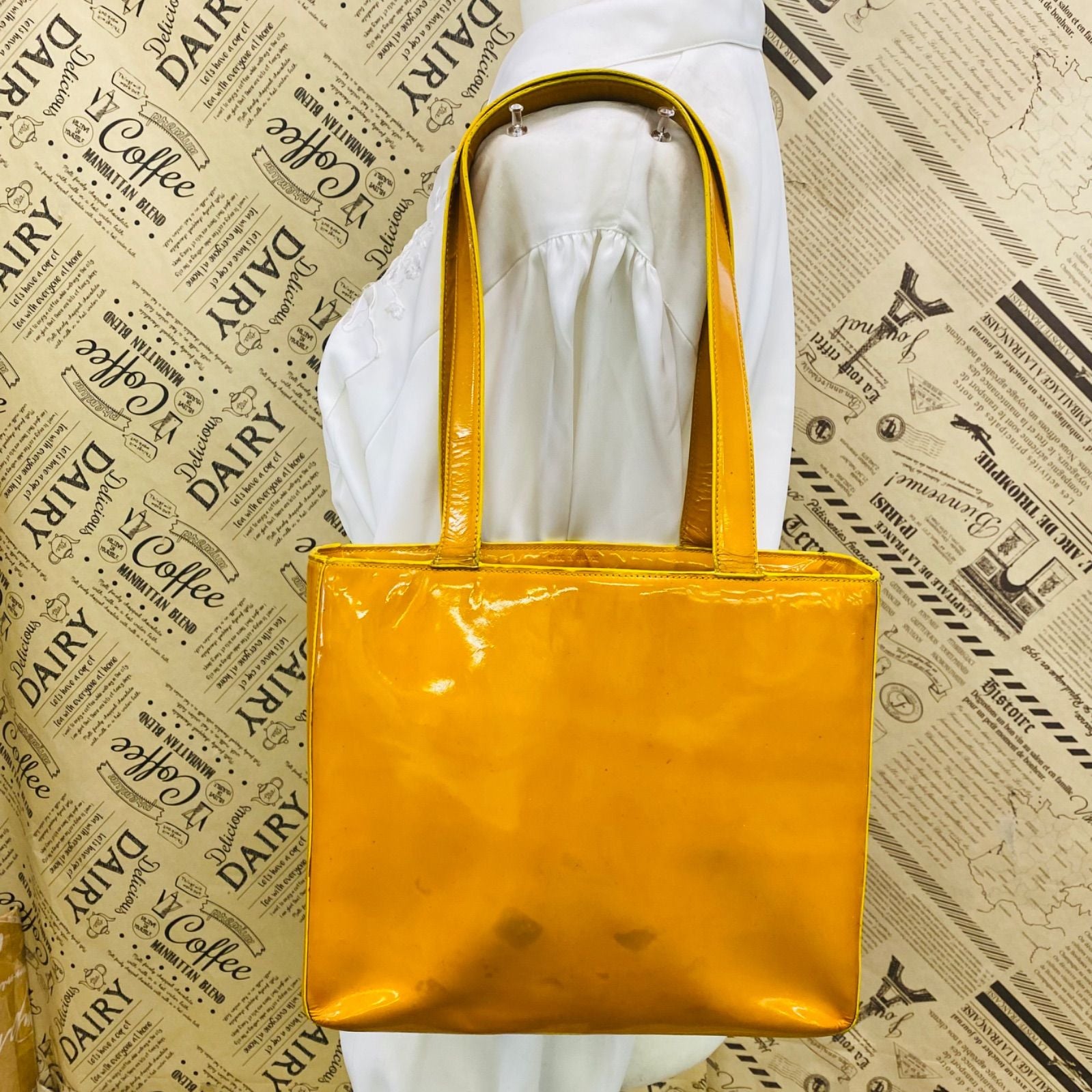 Chanel Tote Logo Yellow — view 2