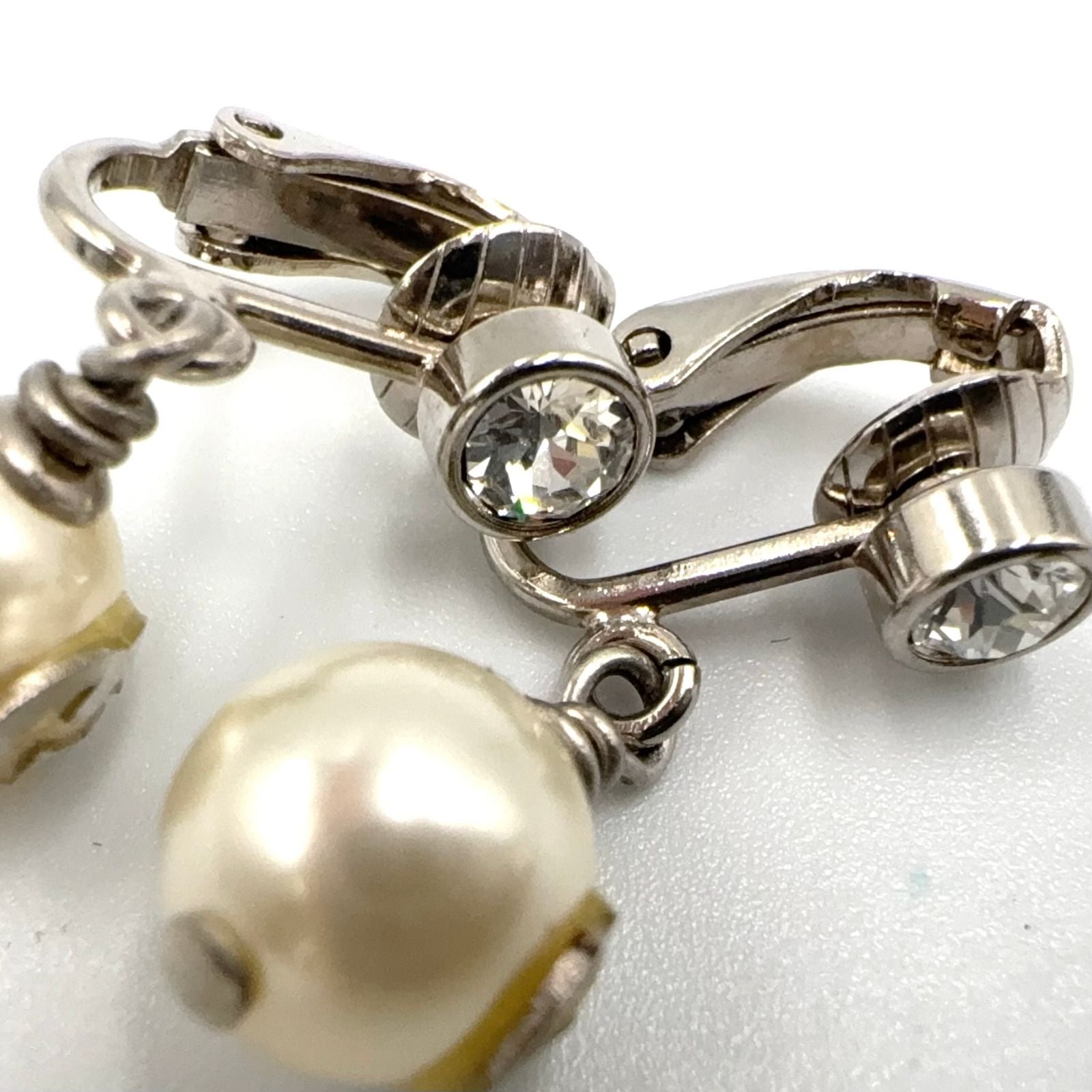 Gucci GG Pearl Metal Fakepearl Color Clear Silver White Earrings — view 6
