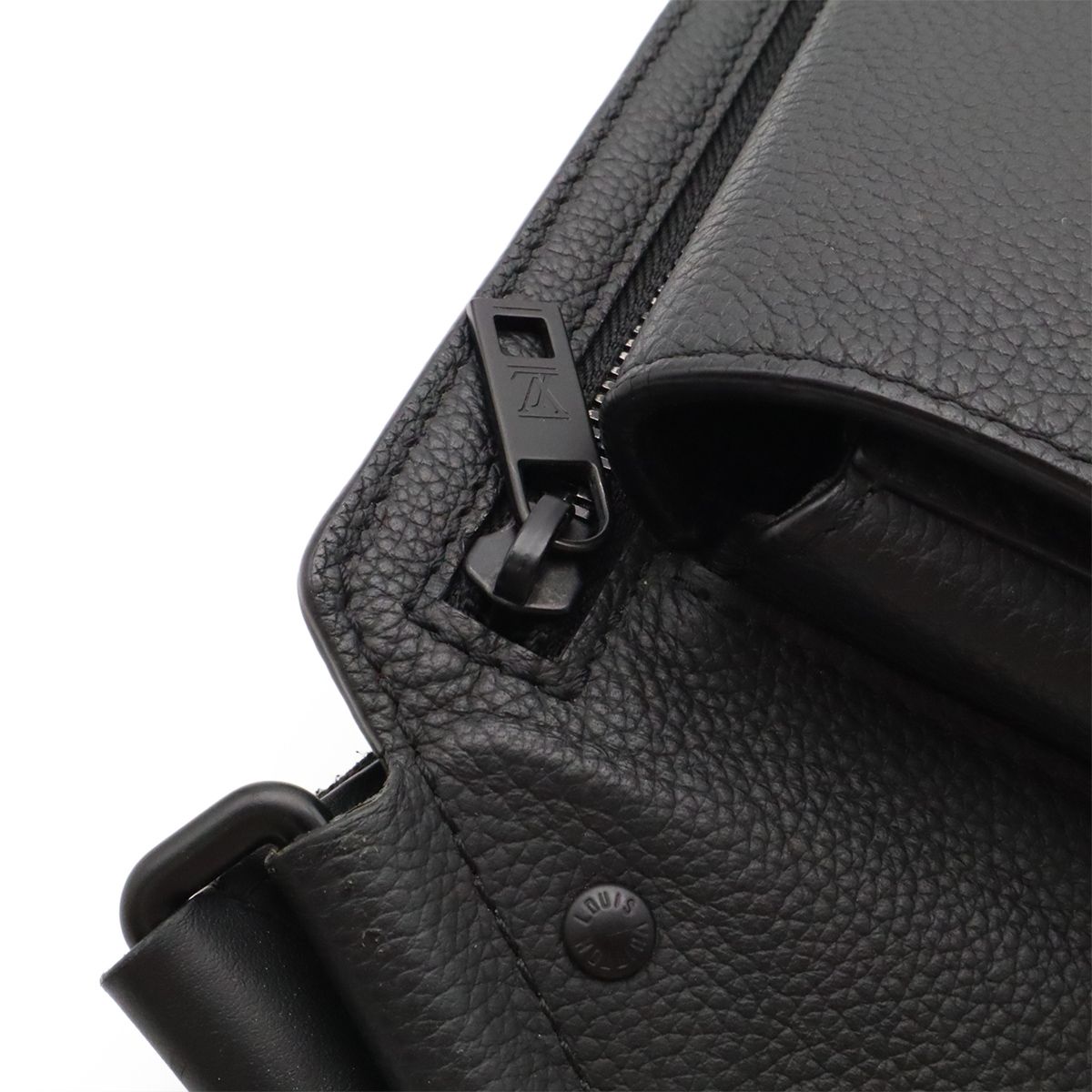 Louis Vuitton LV Aerogram Takeoff Sling Bum Bag Noir Black — view 6