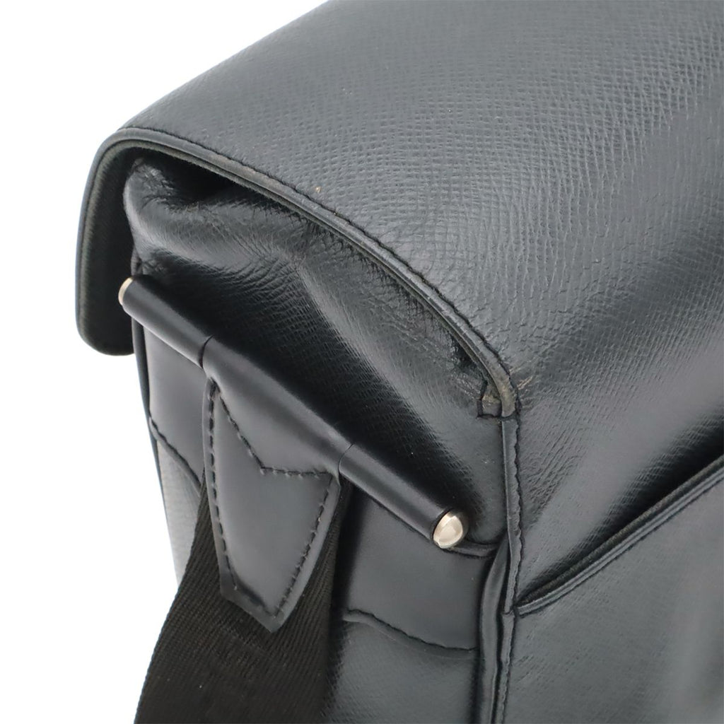 Louis Vuitton Taiga Shoulder Bag Crossbody Leather Ardoise Black — view 4