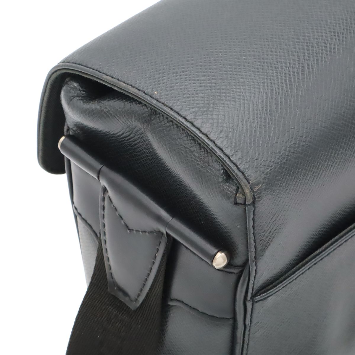 Louis Vuitton Taiga Shoulder Bag Crossbody Leather Ardoise Black — view 4
