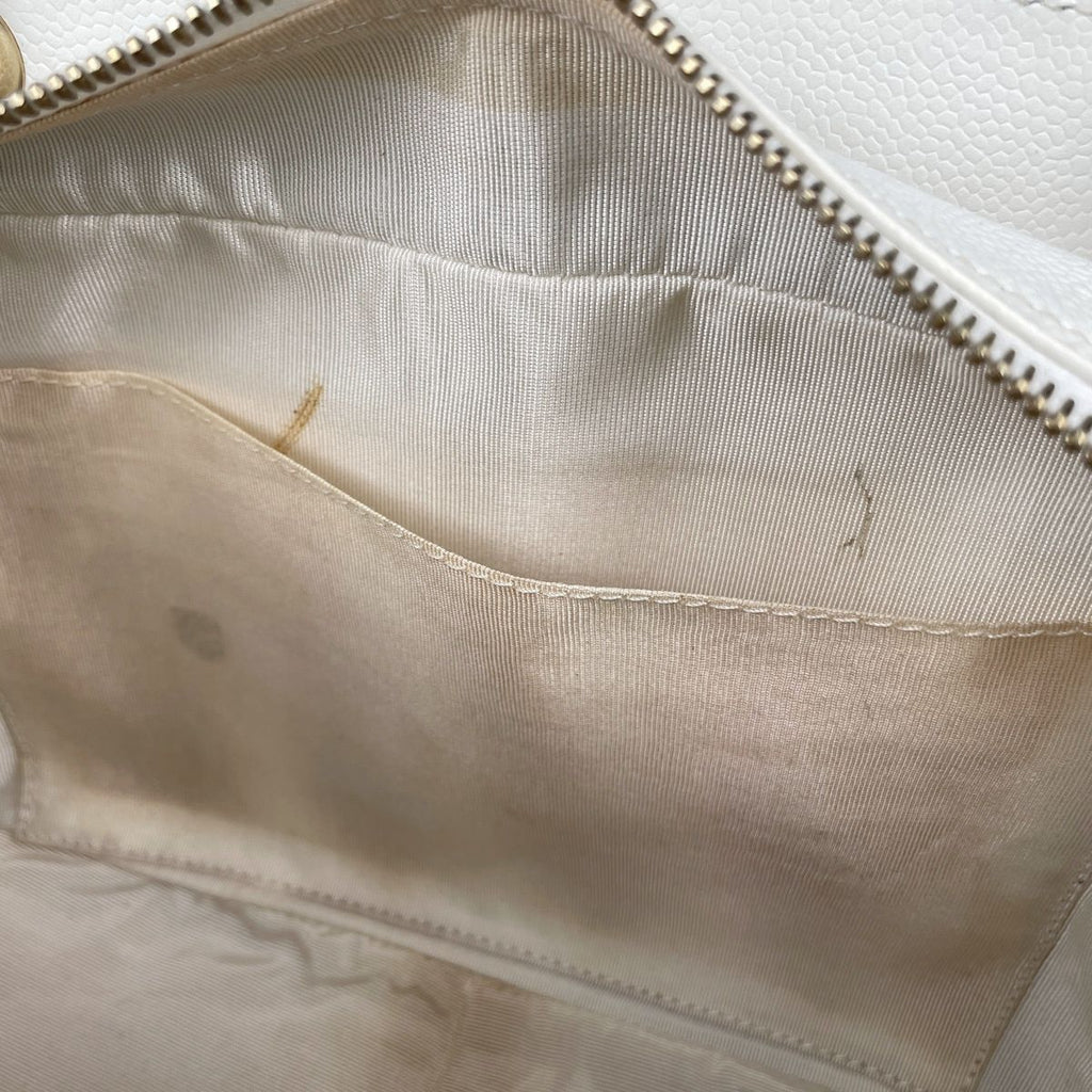Chanel Shoulder Bag CC Logo Quilted Caviar Leather White — view 7