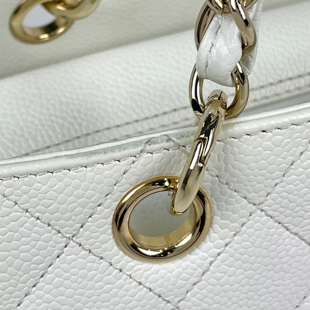 Chanel Shoulder Bag CC Logo Quilted Caviar Leather White — view 4