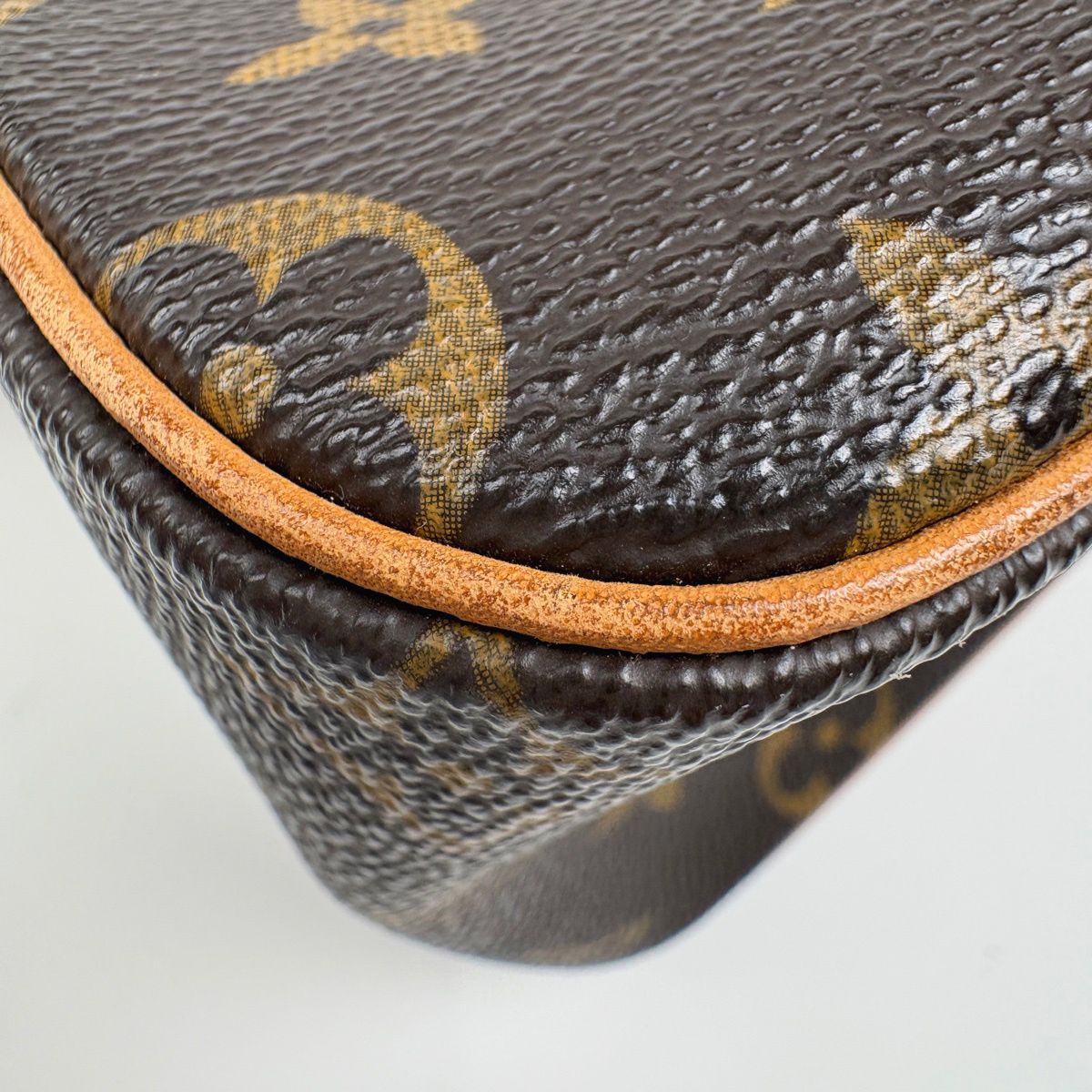 Louis Vuitton GM Shoulder Bag Monogram Brown — view 3