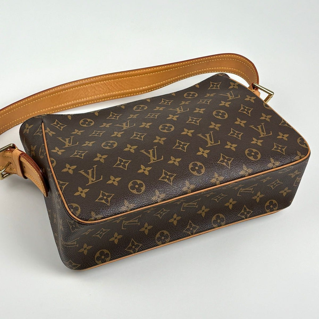 Louis Vuitton GM Shoulder Bag Monogram Brown — view 2