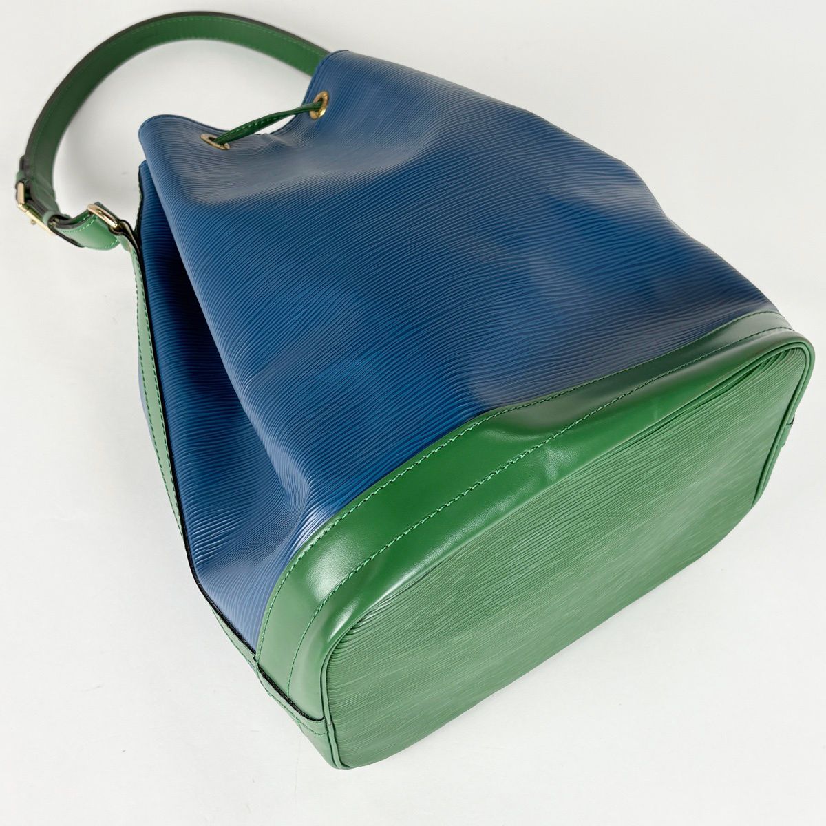 Louis Vuitton Noe Shoulder Bag Bicolor Epi Toledo Blue le Neo Green — view 2