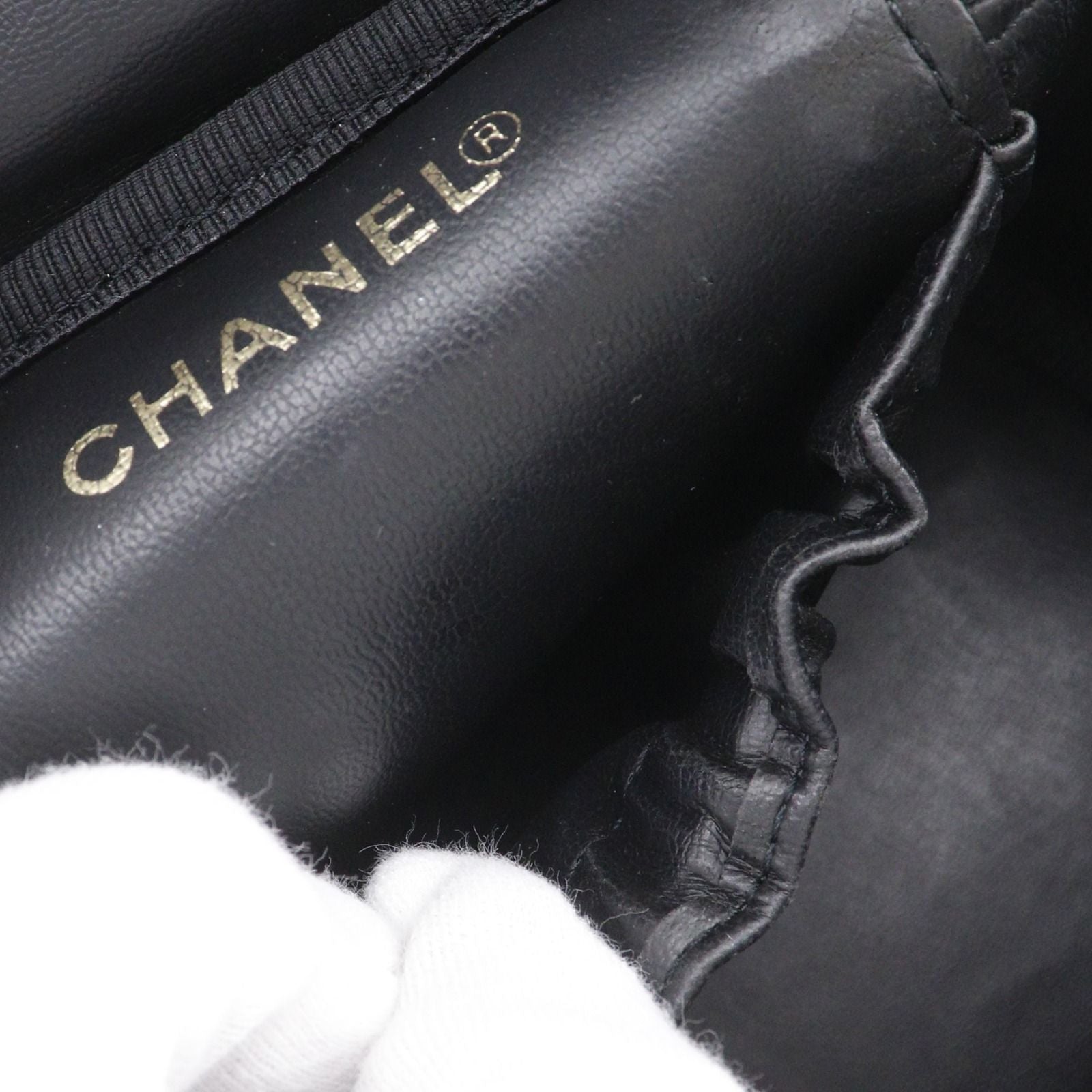 Chanel CC Logo Caviar Leather Black Vanity — view 7