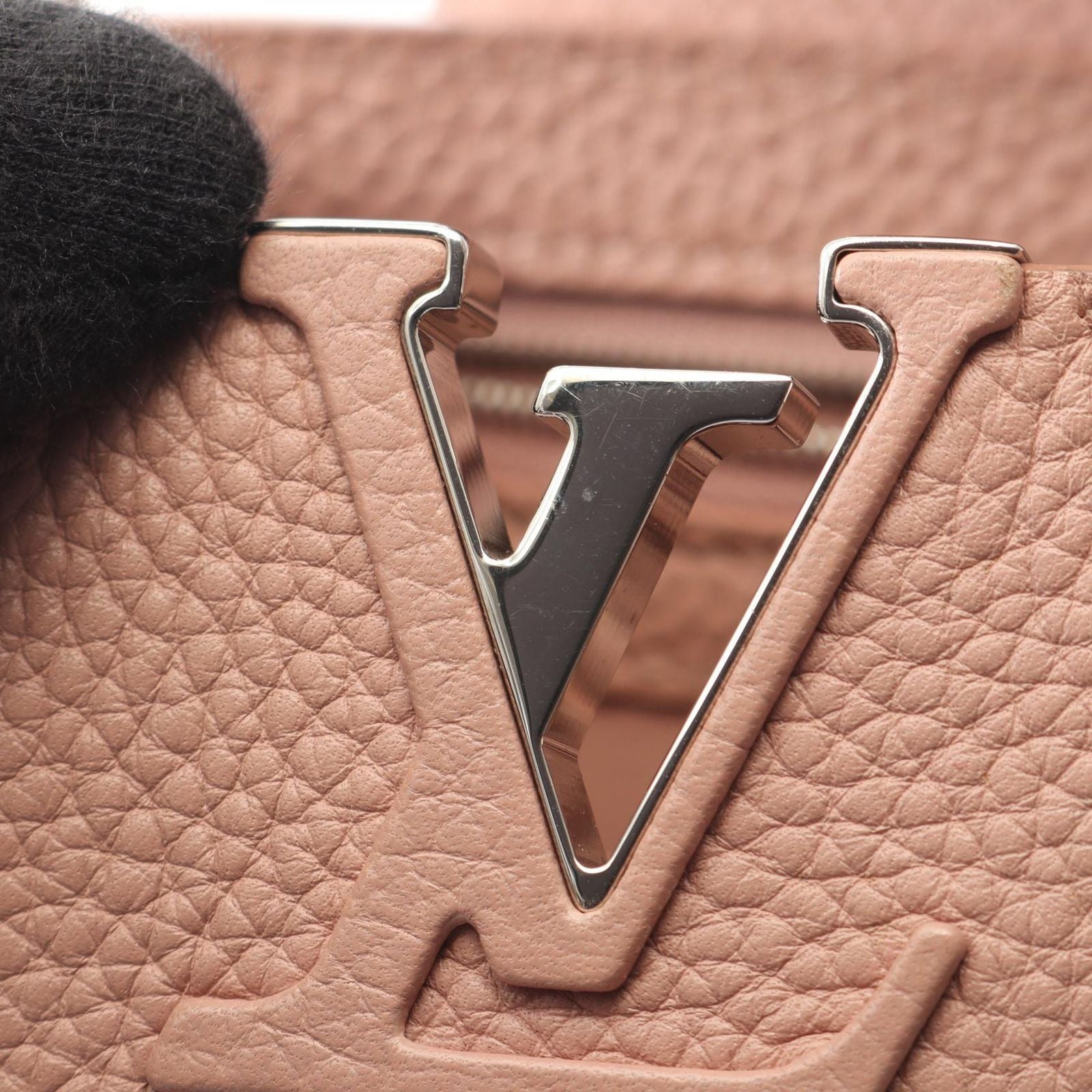 Louis Vuitton Handbag Capucines Magnolia Leather BB — view 7