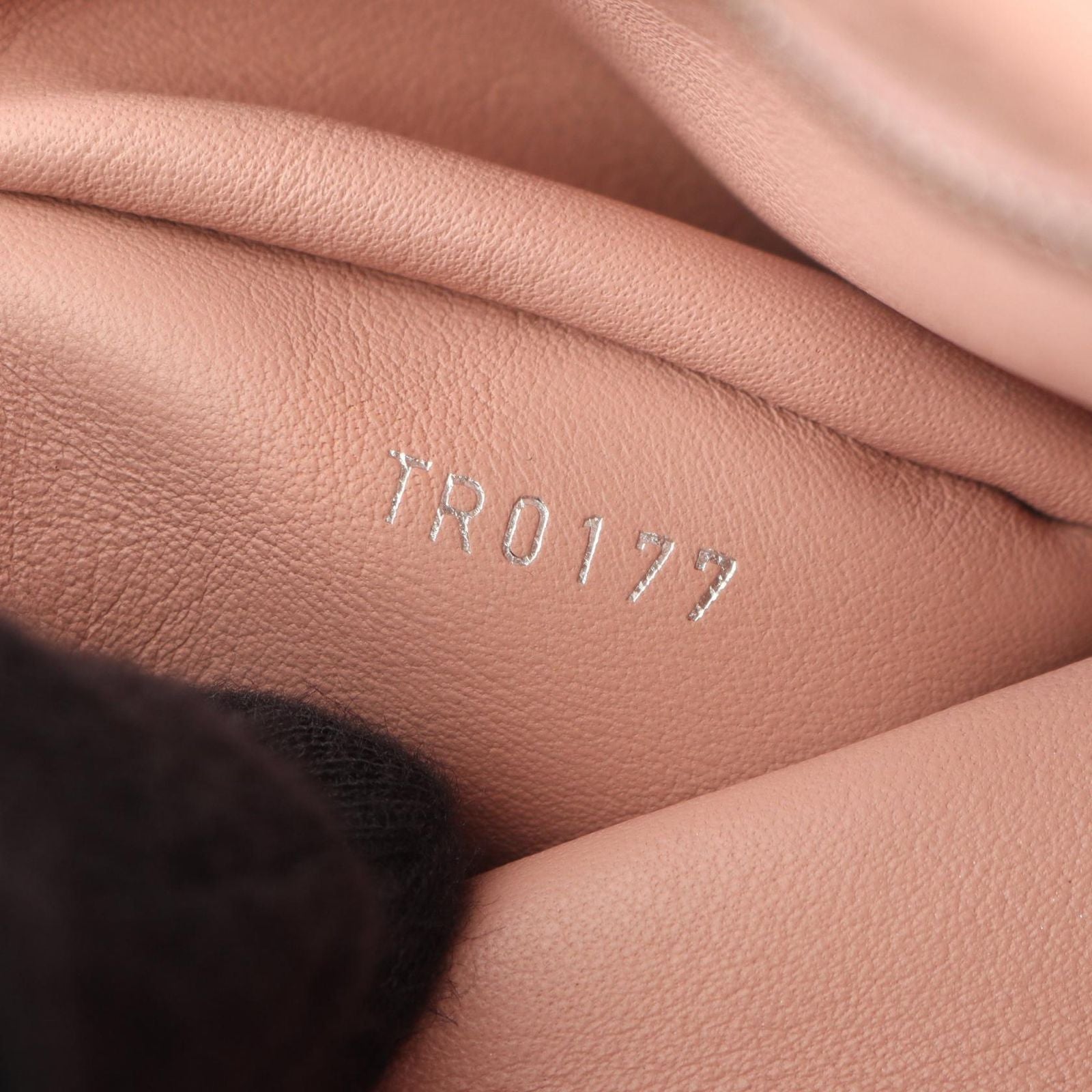 Louis Vuitton Handbag Capucines Magnolia Leather BB — view 5
