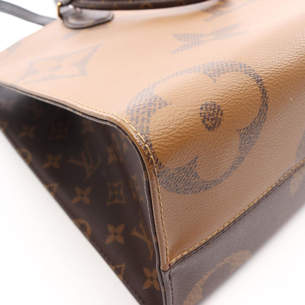 Louis Vuitton Tote On The Go MM Monogram Giant Reverse Canvas Leather — view 5