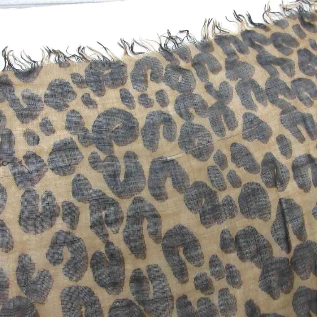Louis Vuitton Etole Leopard Shawl Scarf Large All Over Pattern Beige Black — view 5
