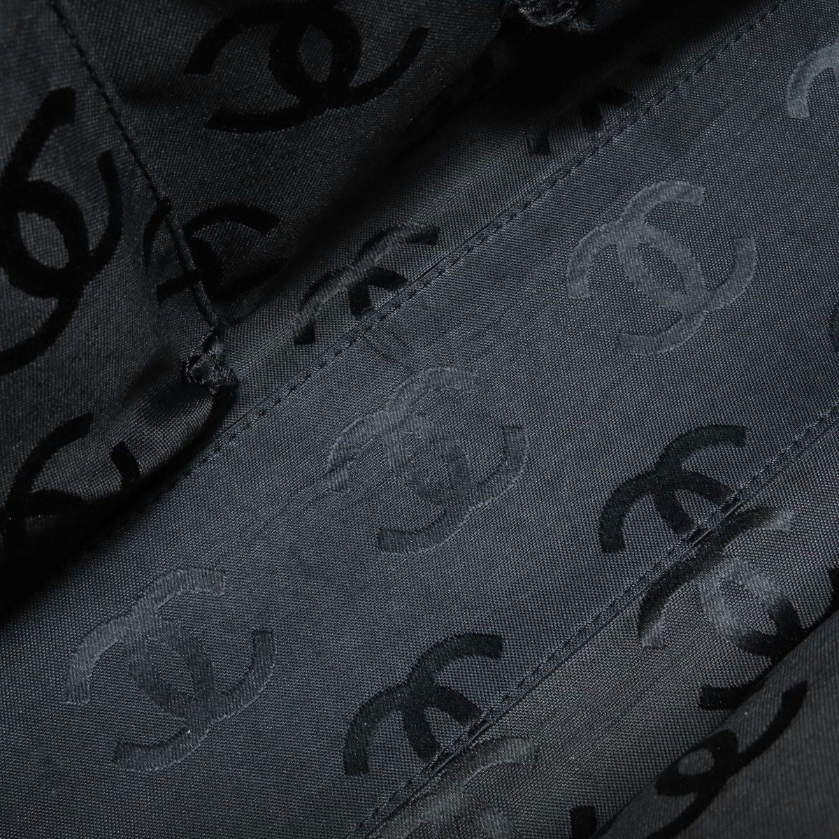 Chanel CC Logo Gold Tote Bag Grained Calfskin — view 8