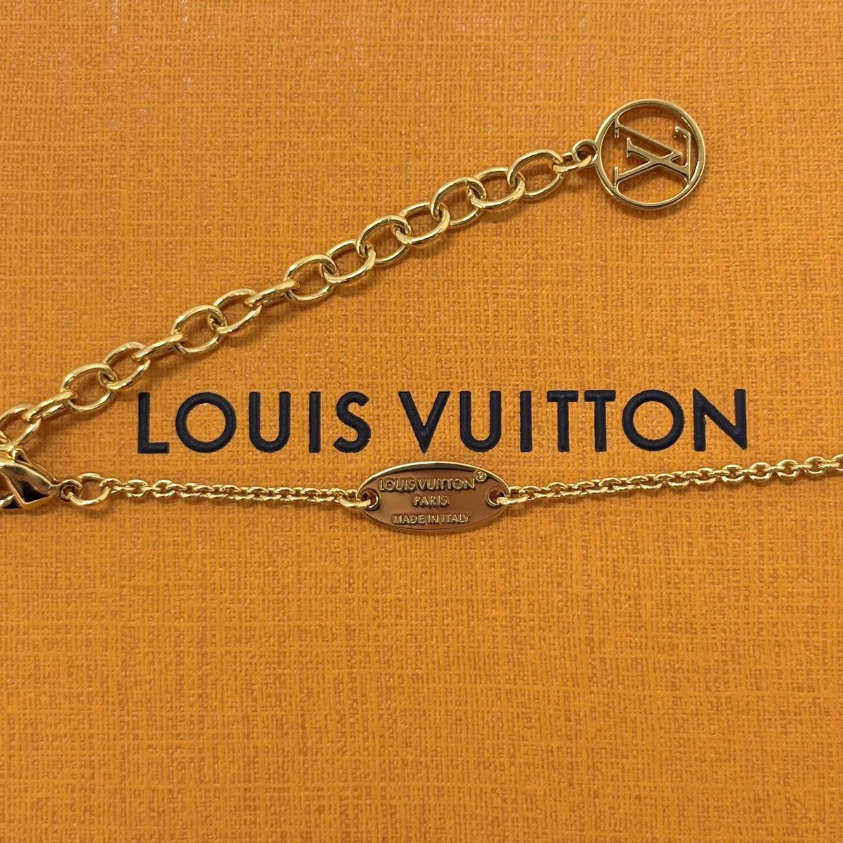 Louis Vuitton Pendant Logo LV Iconic Enamel Gold White — view 5